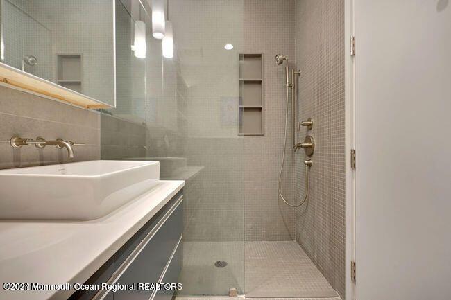 601 Bangs Avenue, 707