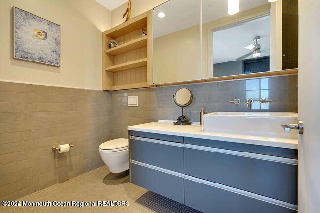 601 Bangs Avenue, 707