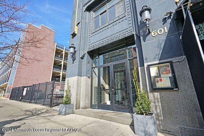 601 Bangs Avenue, 707