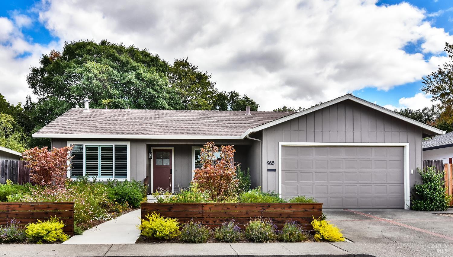 988 Manor Dr