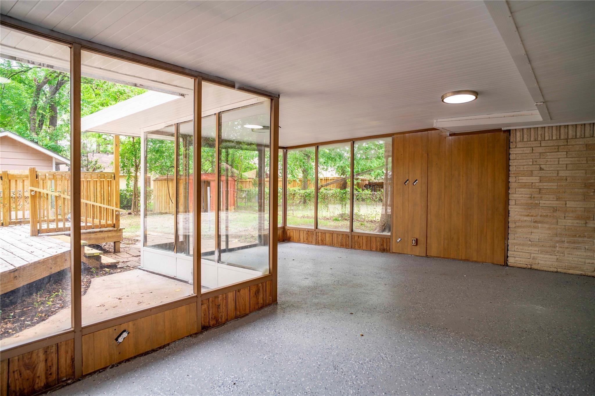 9214 Woodland Oaks Drive