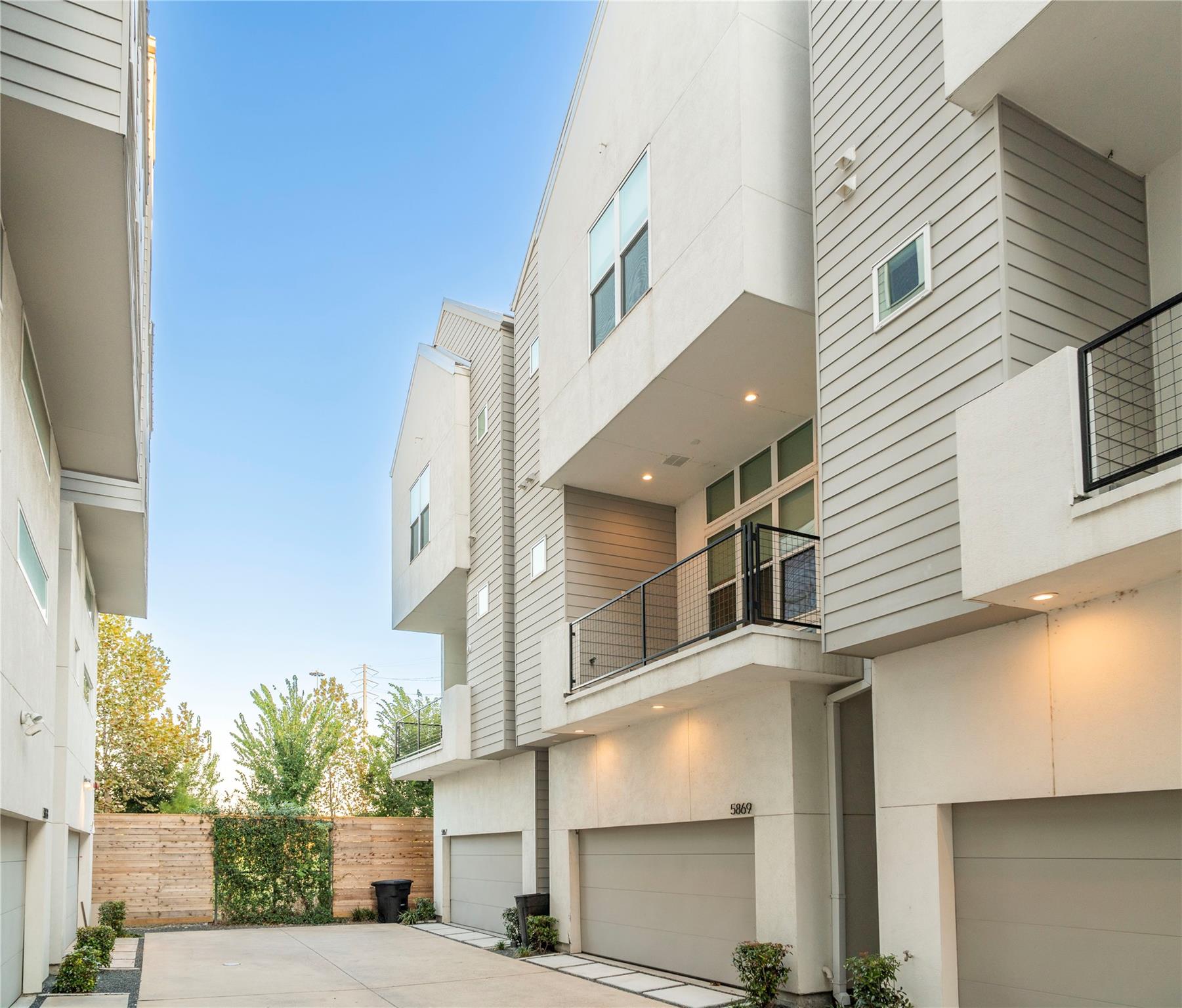 5869 E Post Oak Lane, Houston