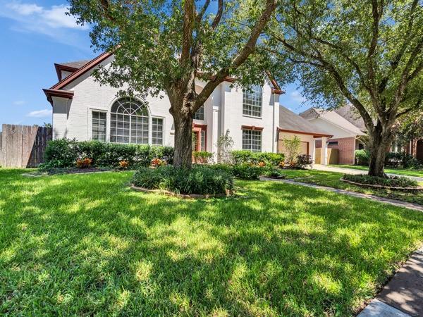 1915 Hollys Way