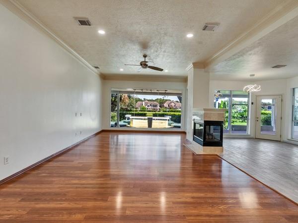 1915 Hollys Way