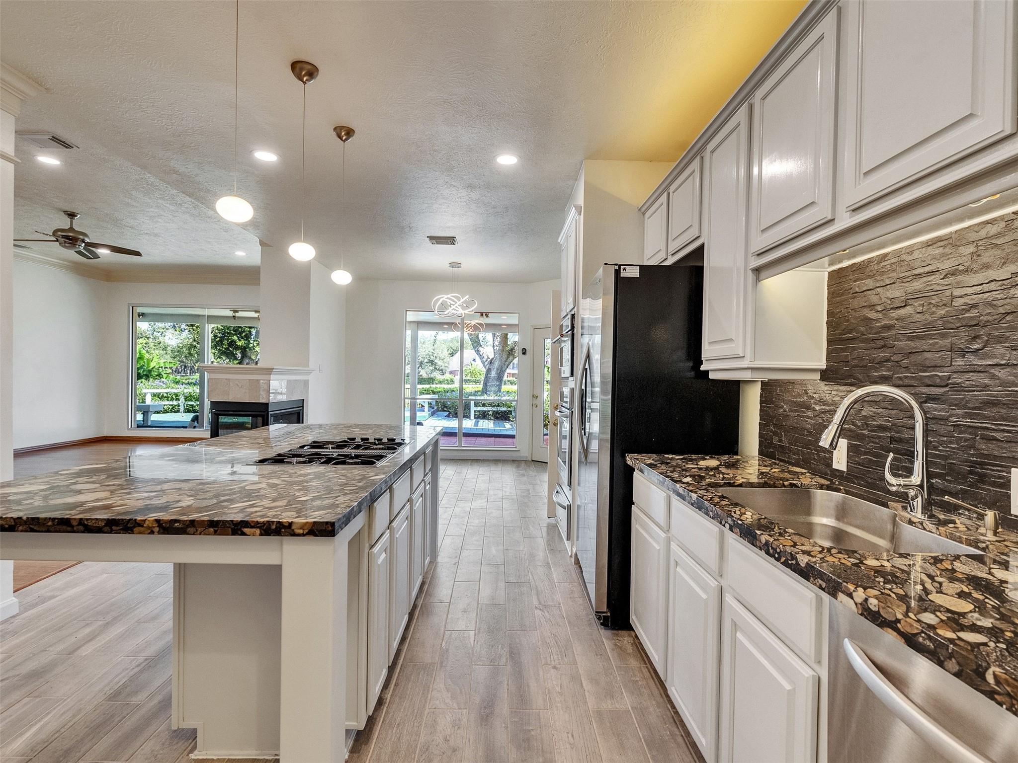 1915 Hollys Way