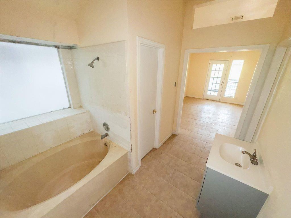 1169 Lago Vista Street