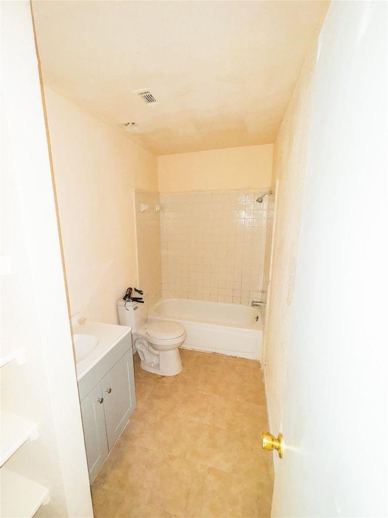 1169 Lago Vista Street