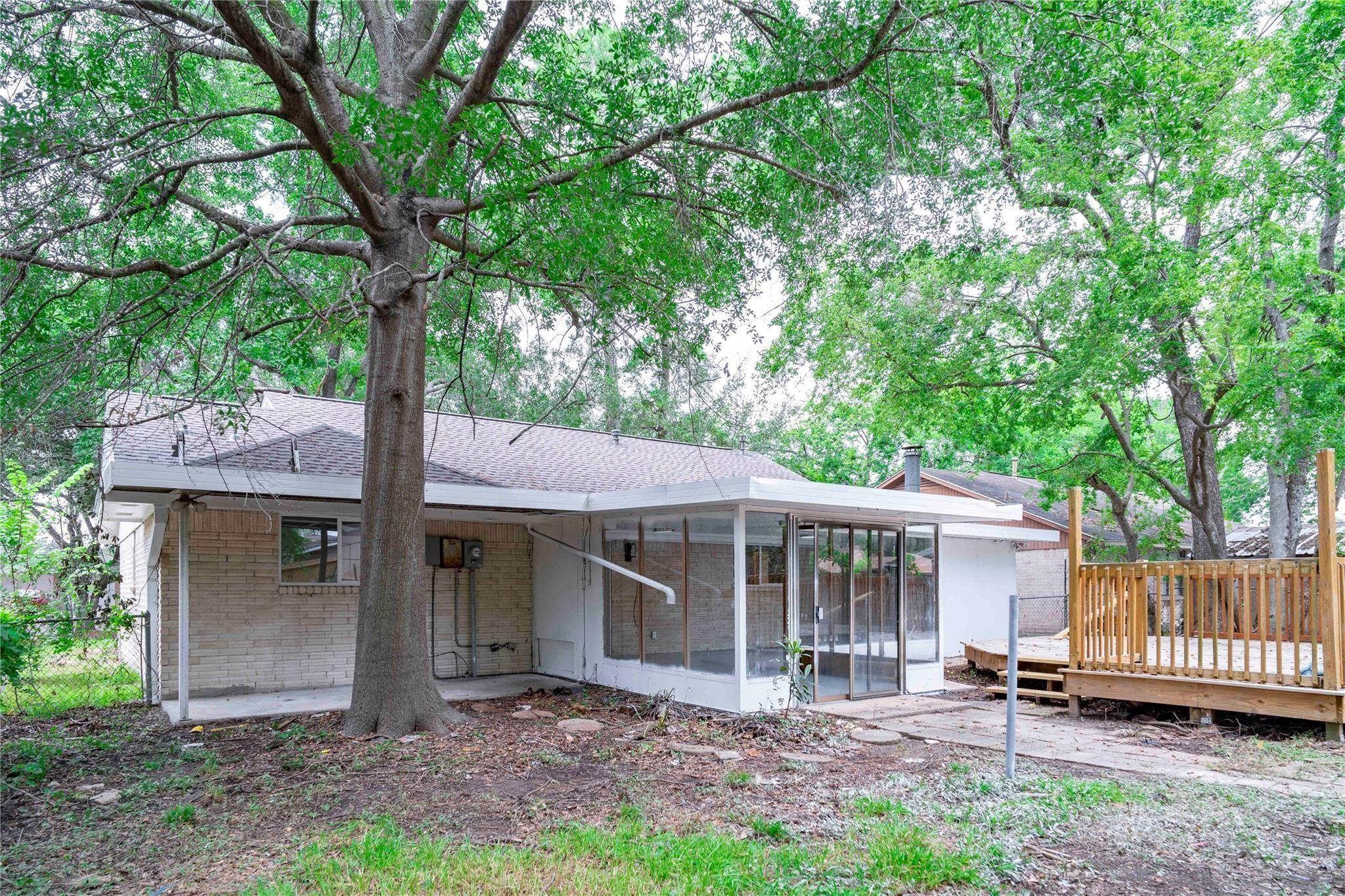 9214 Woodland Oaks Drive