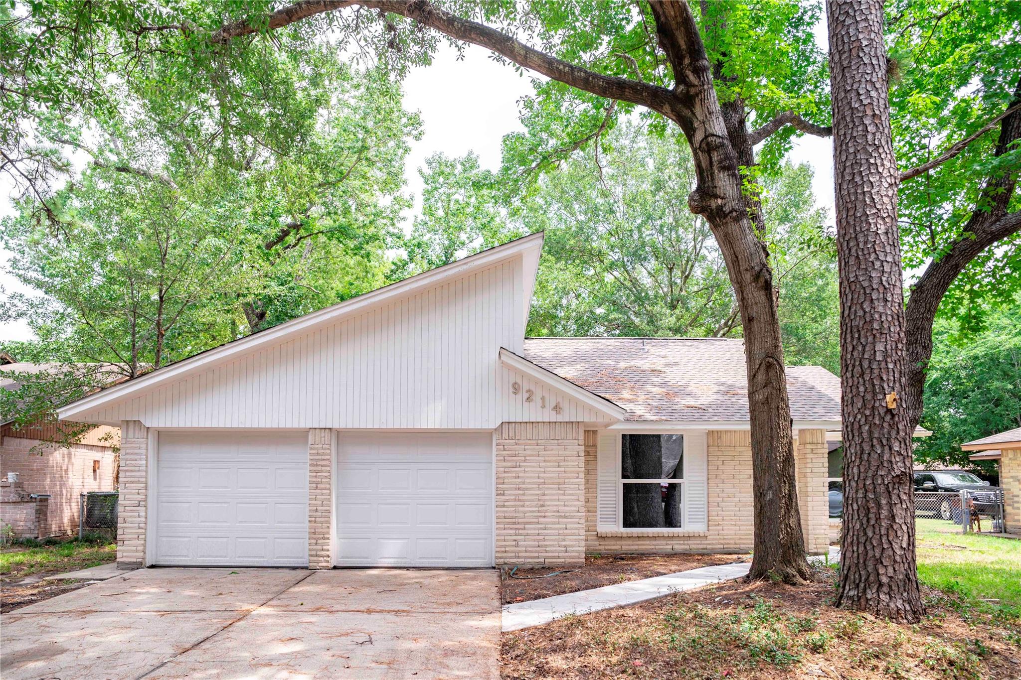 9214 Woodland Oaks Drive