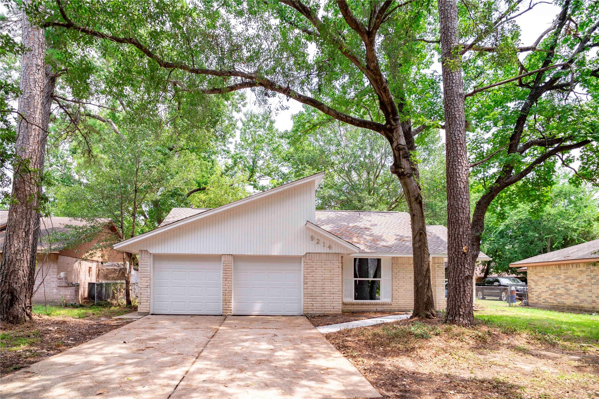 9214 Woodland Oaks Drive