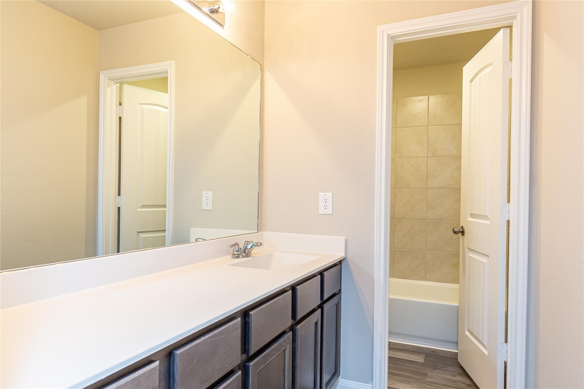 24630 Bastiani Canvas Lane
