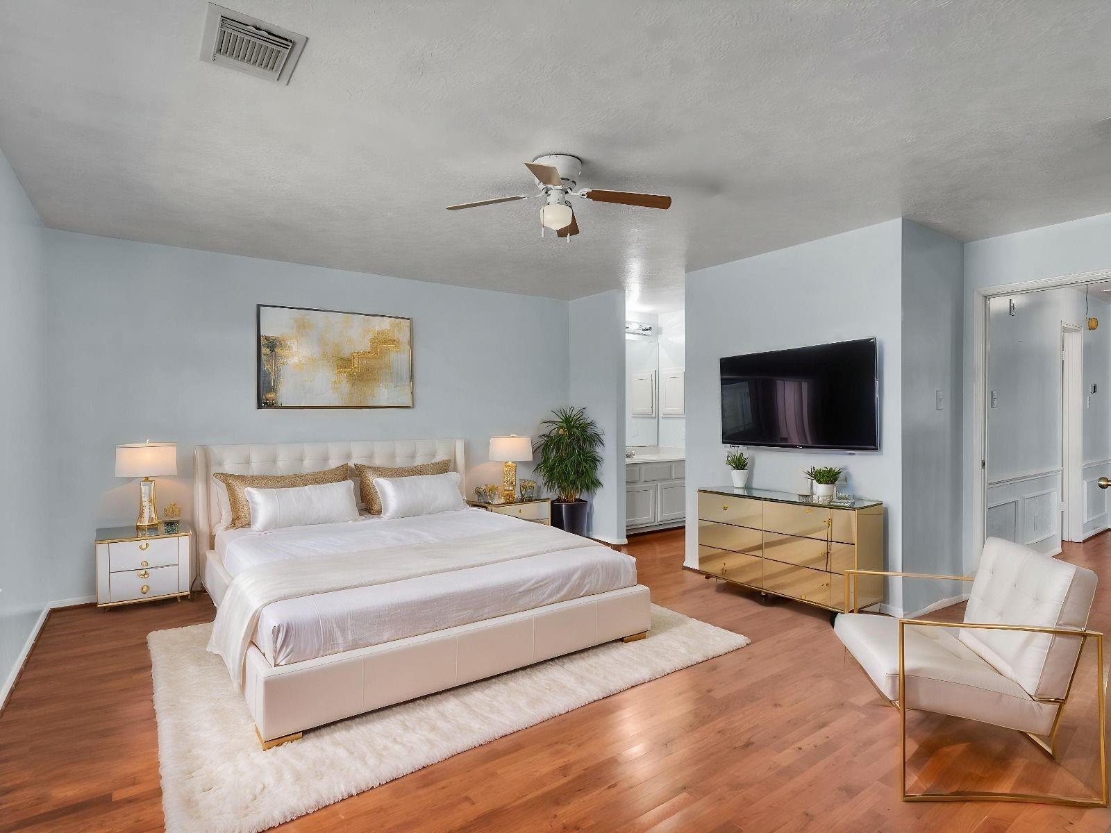 2739 Lakeside Village Drive