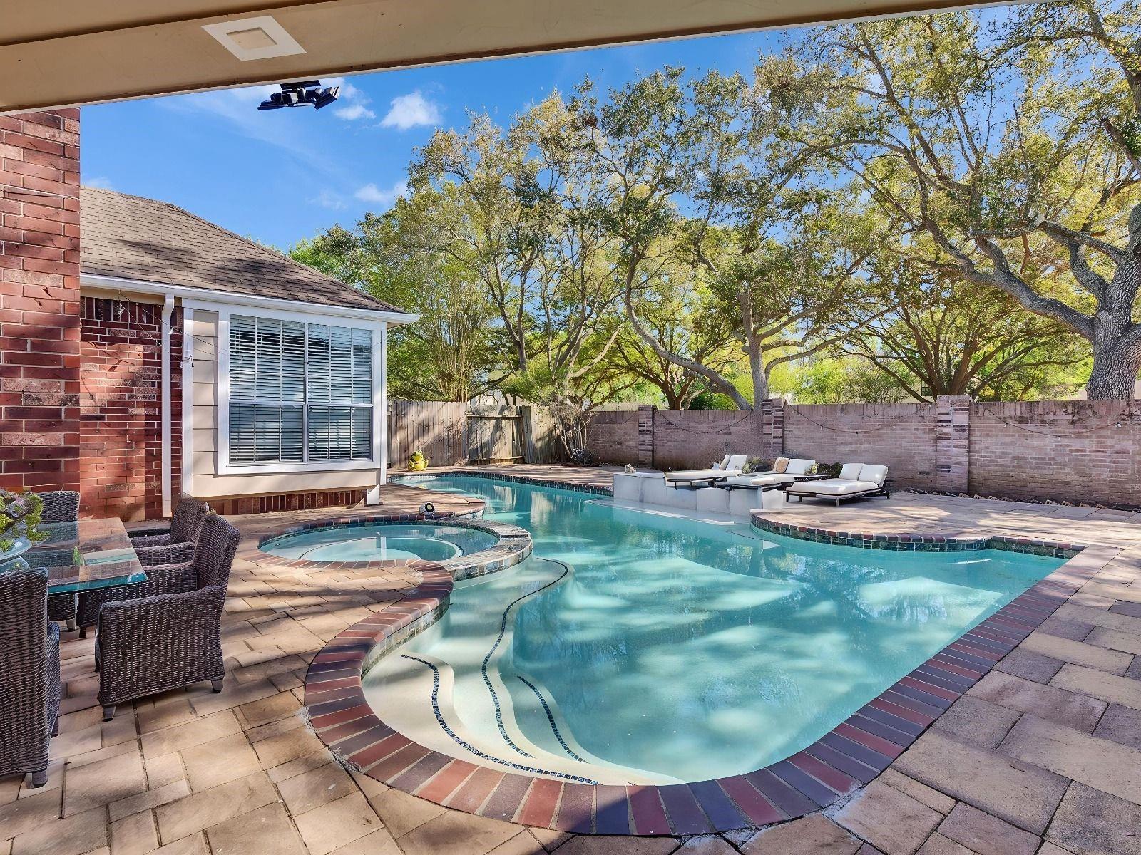 2739 Lakeside Village Drive