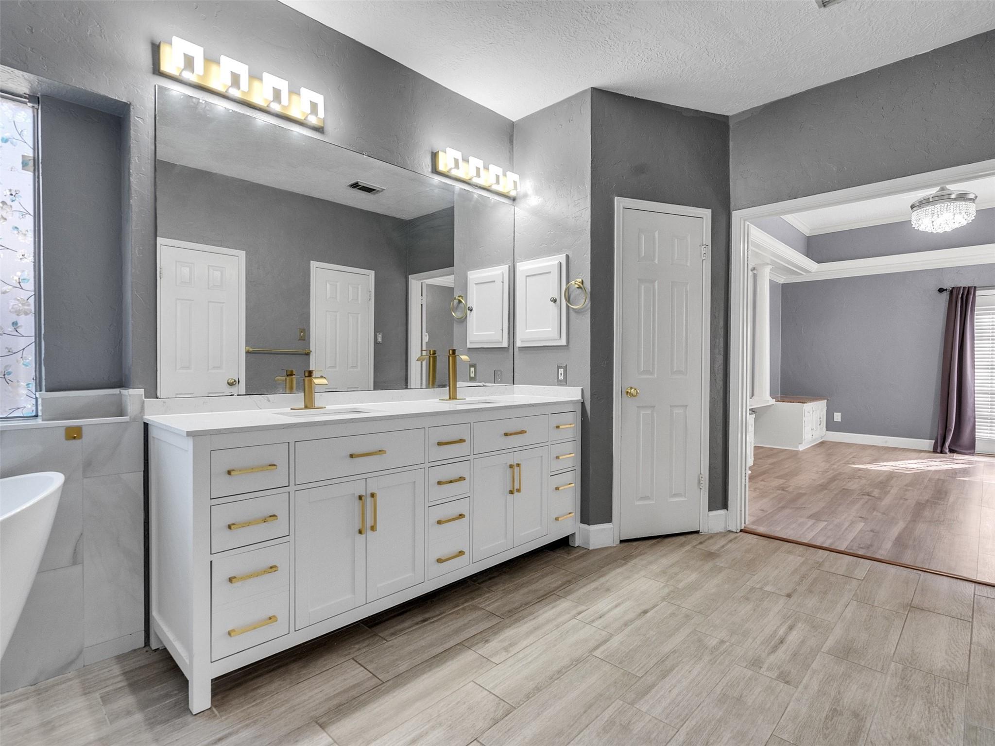 2739 Lakeside Village Drive