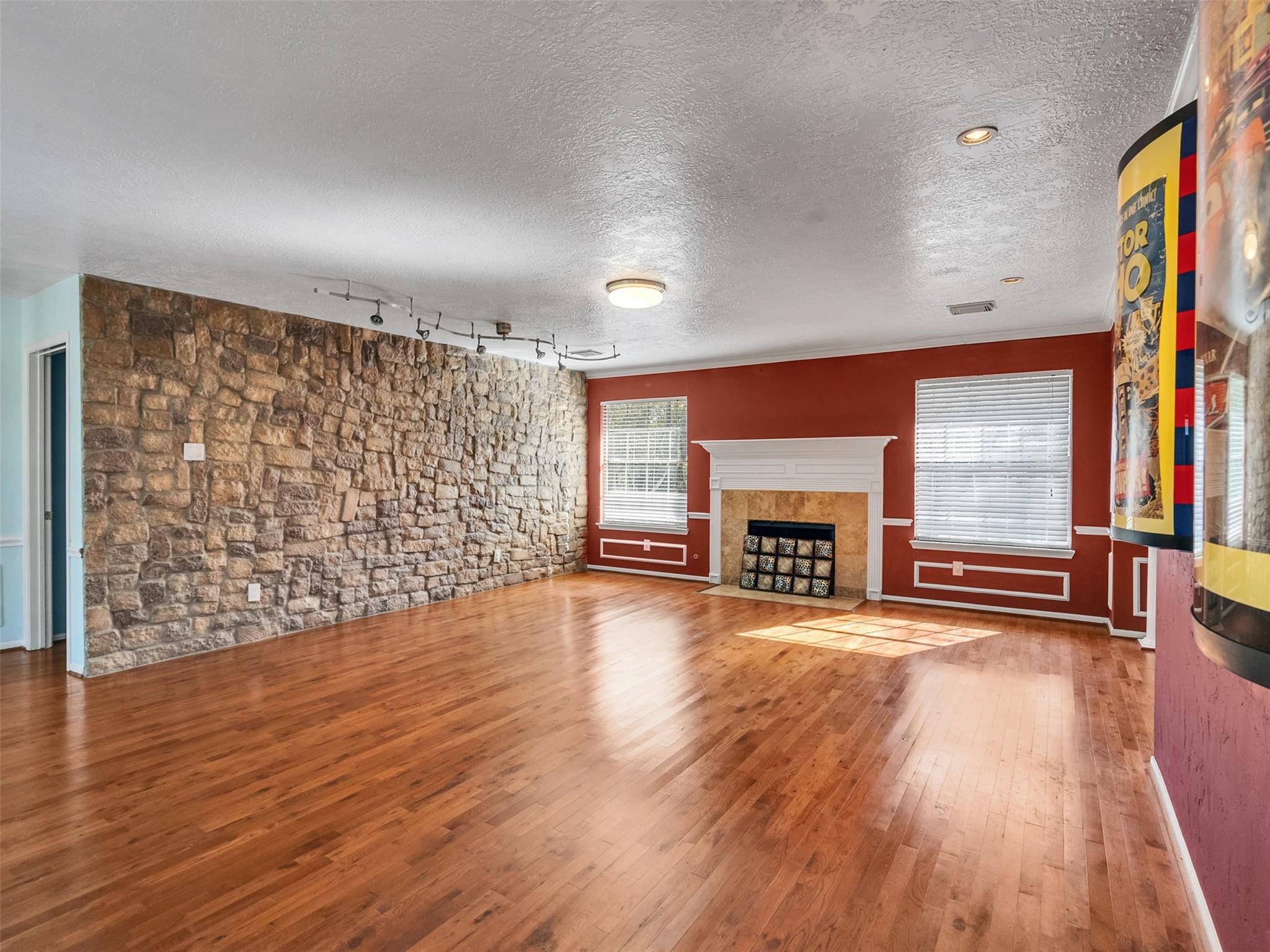 2739 Lakeside Village Drive