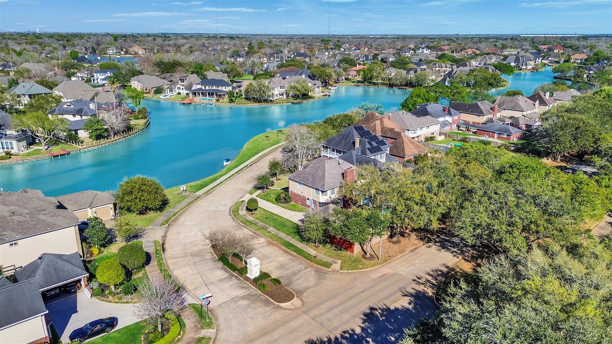 2739 Lakeside Village Drive