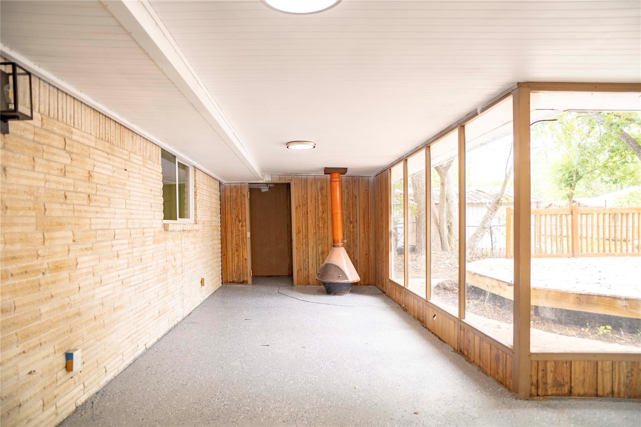 9214 Woodland Oaks Drive