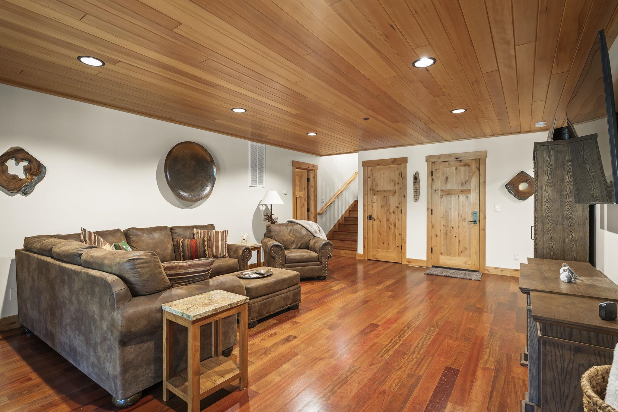 563 Robin Road