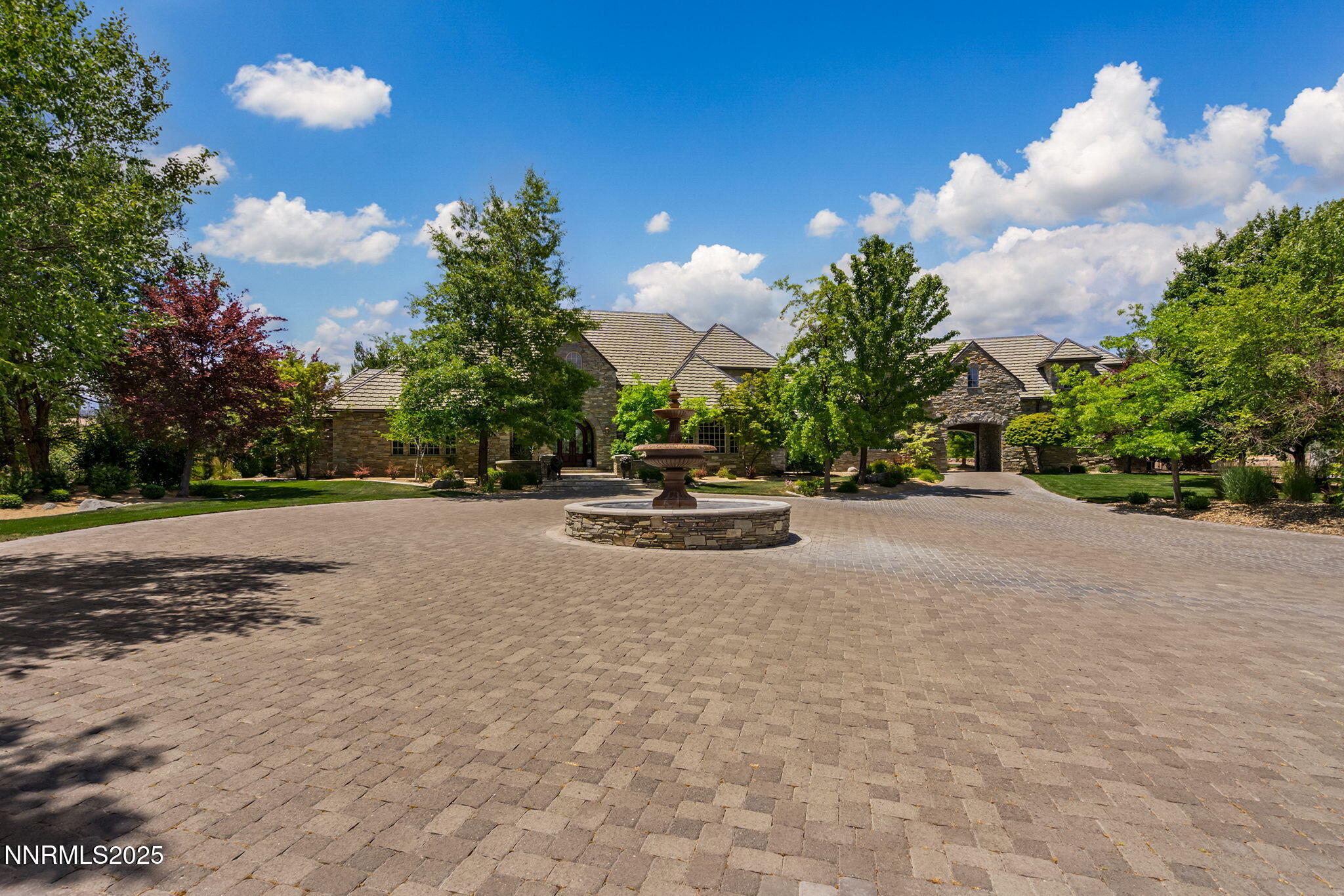 8741 Lakeside Drive