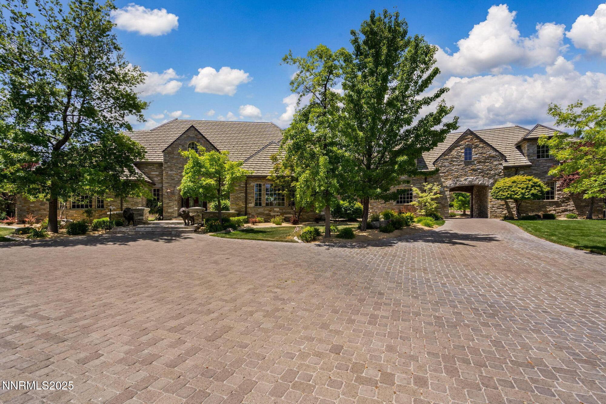 8741 Lakeside Drive