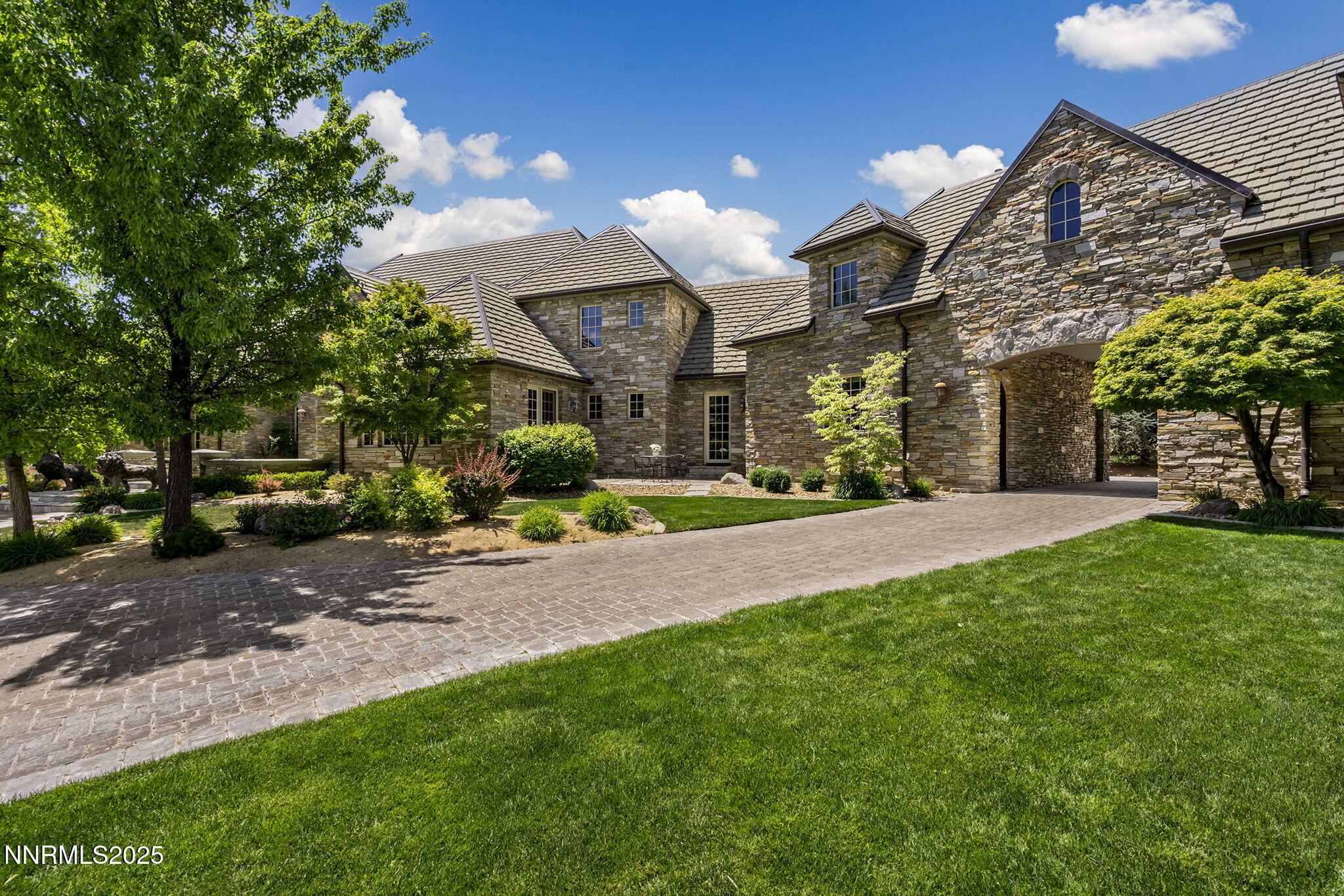 8741 Lakeside Drive