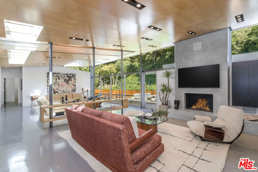 2538 Hutton Dr