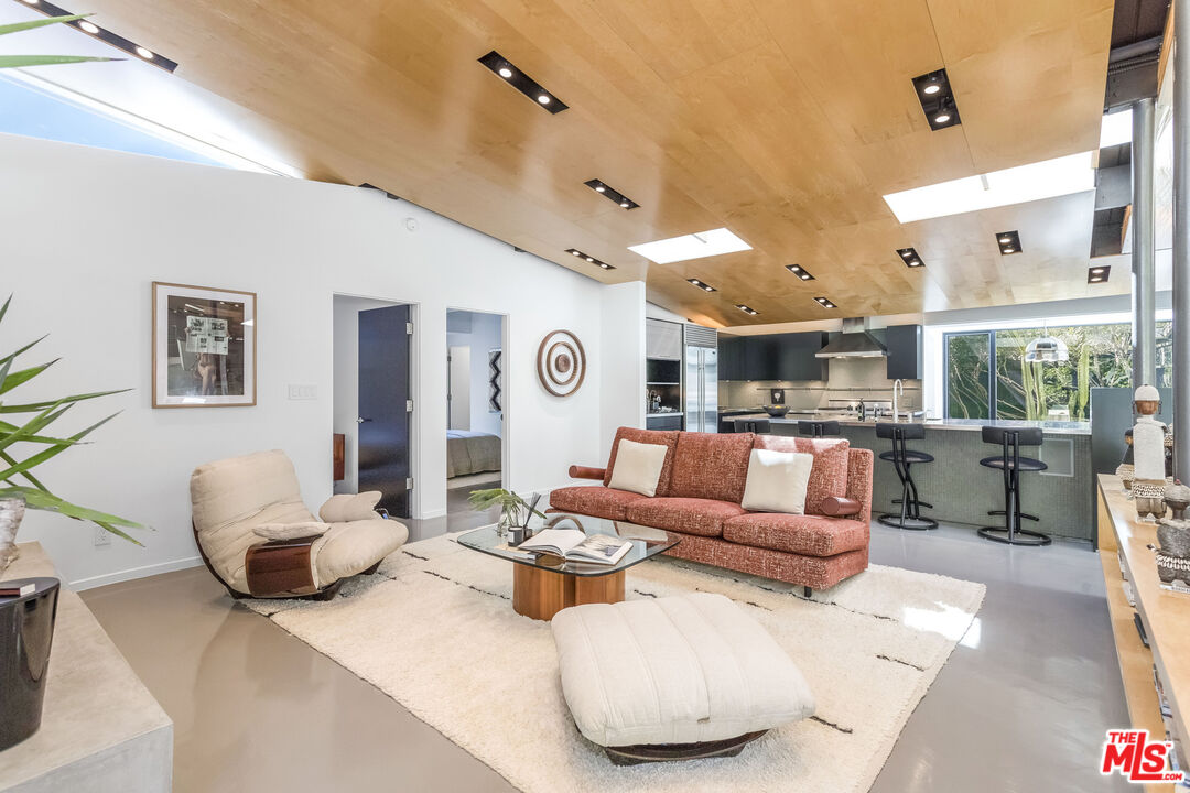 2538 Hutton Dr