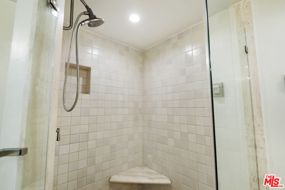 865 Comstock Ave Unit: 10D/E