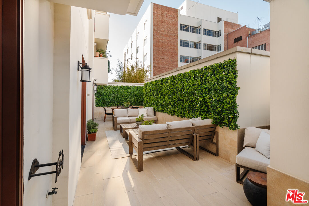 261 S Reeves Dr Unit: 104