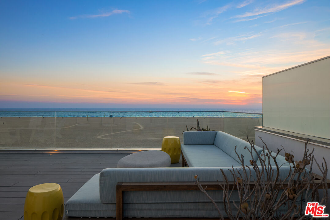 1347 Palisades Beach Rd