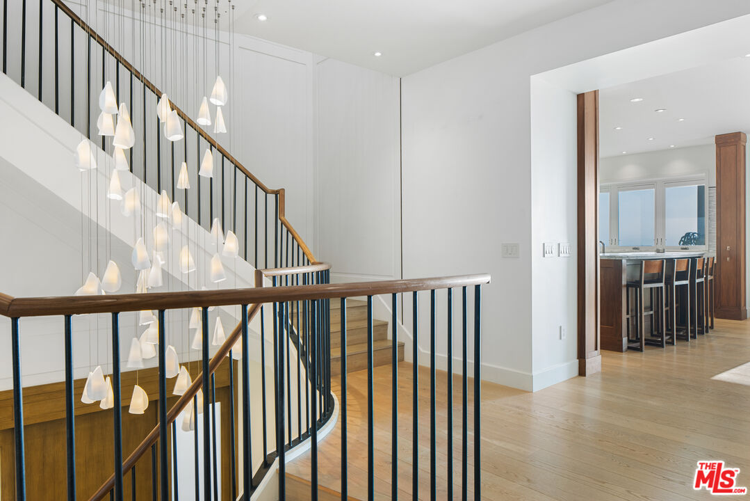 1347 Palisades Beach Rd