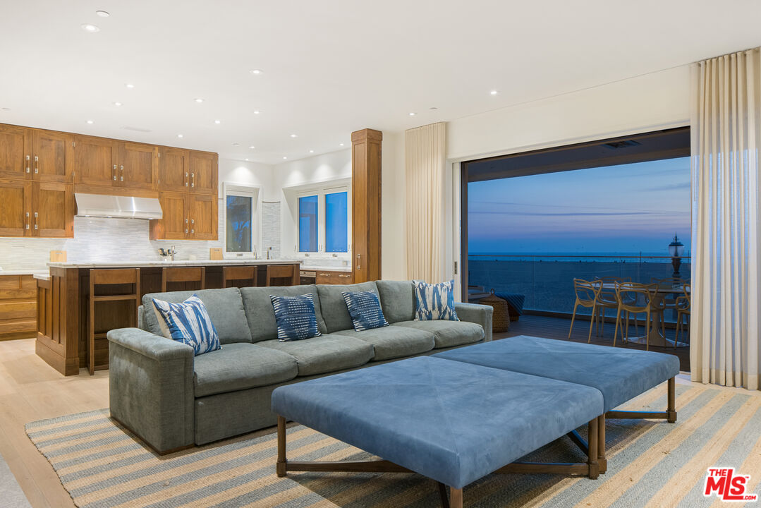 1347 Palisades Beach Rd