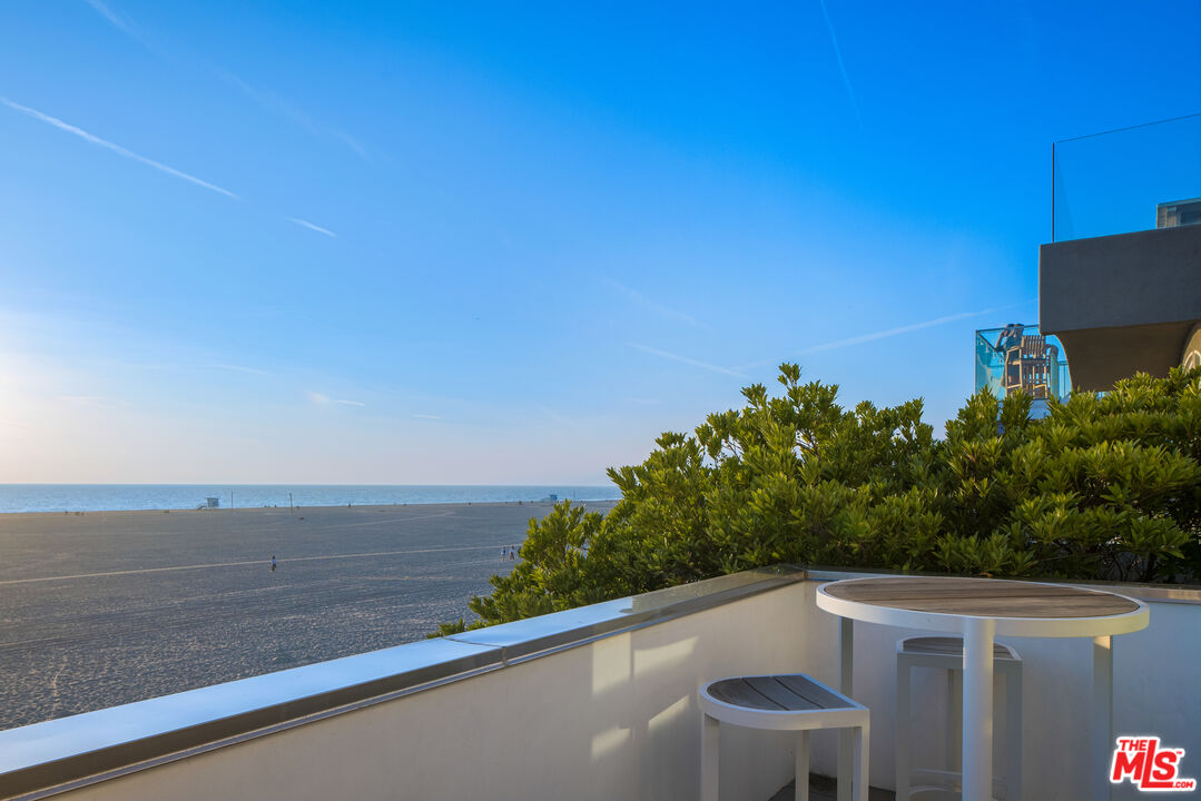 1347 Palisades Beach Rd