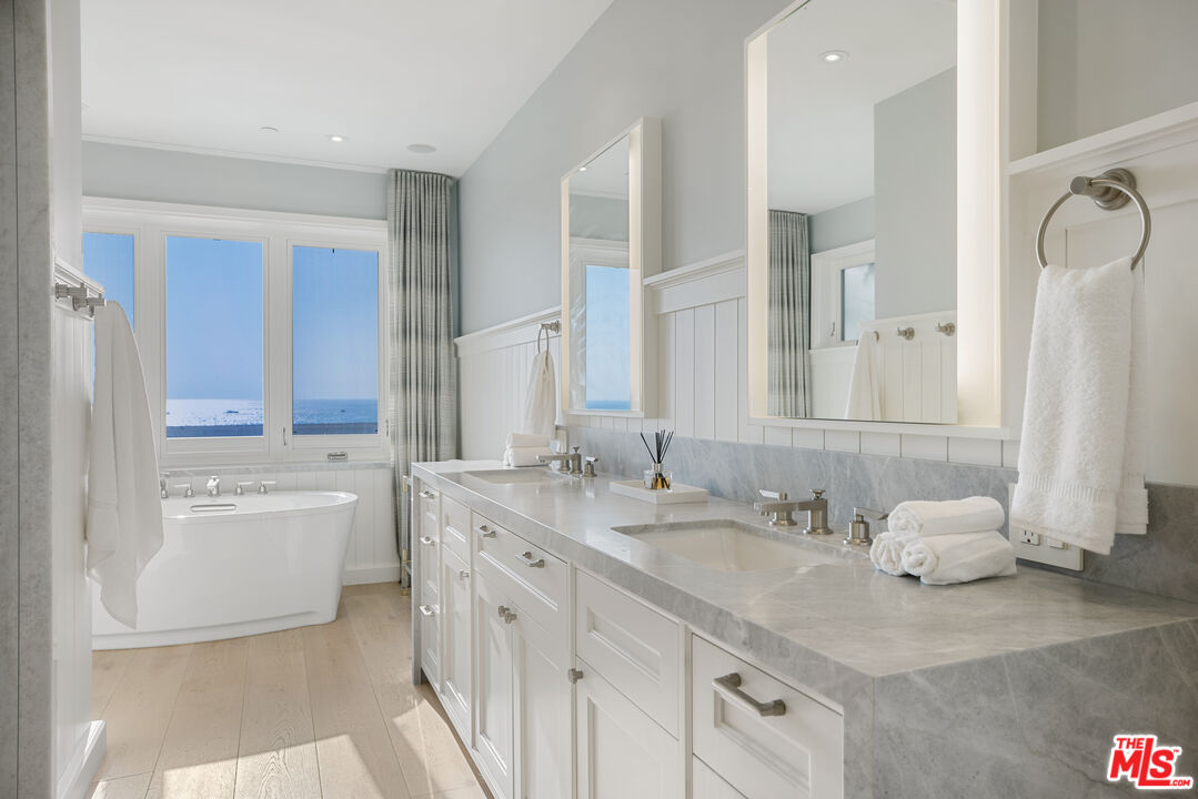 1347 Palisades Beach Rd