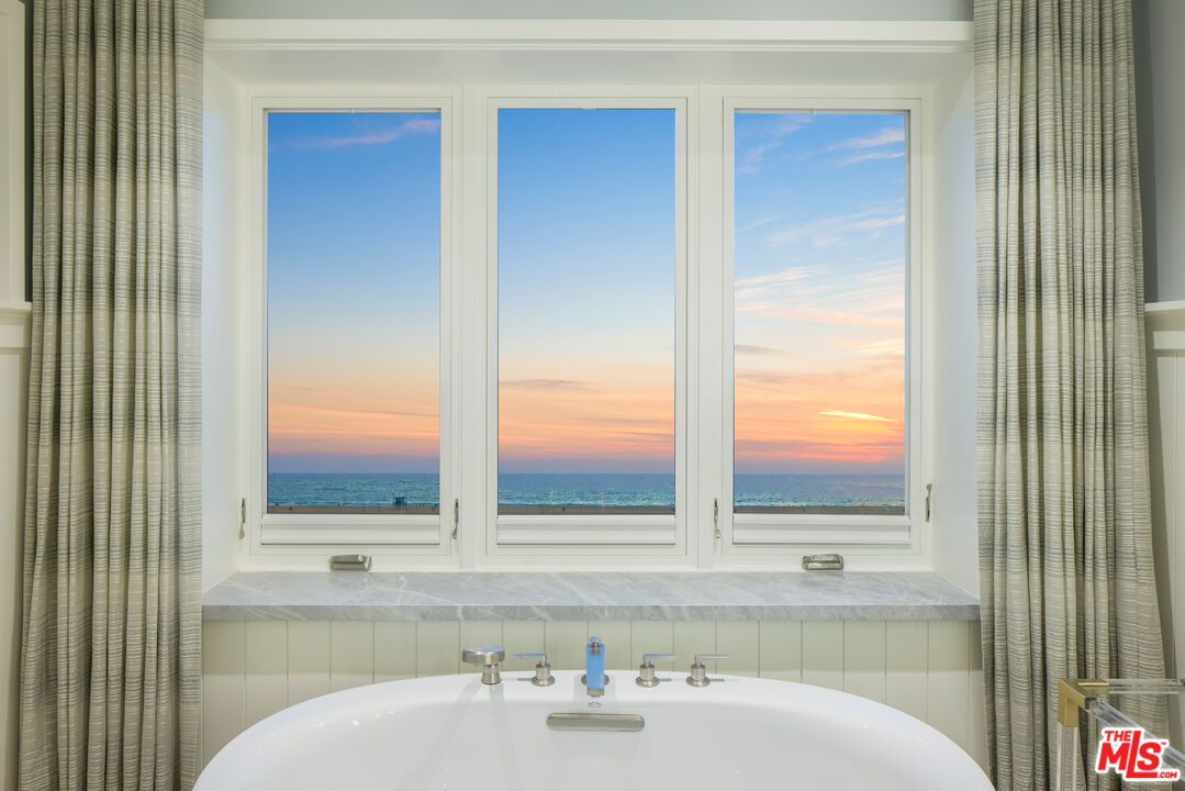 1347 Palisades Beach Rd