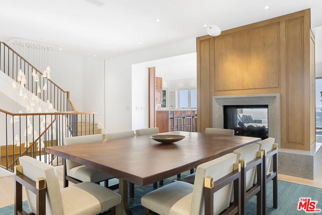 1347 Palisades Beach Rd