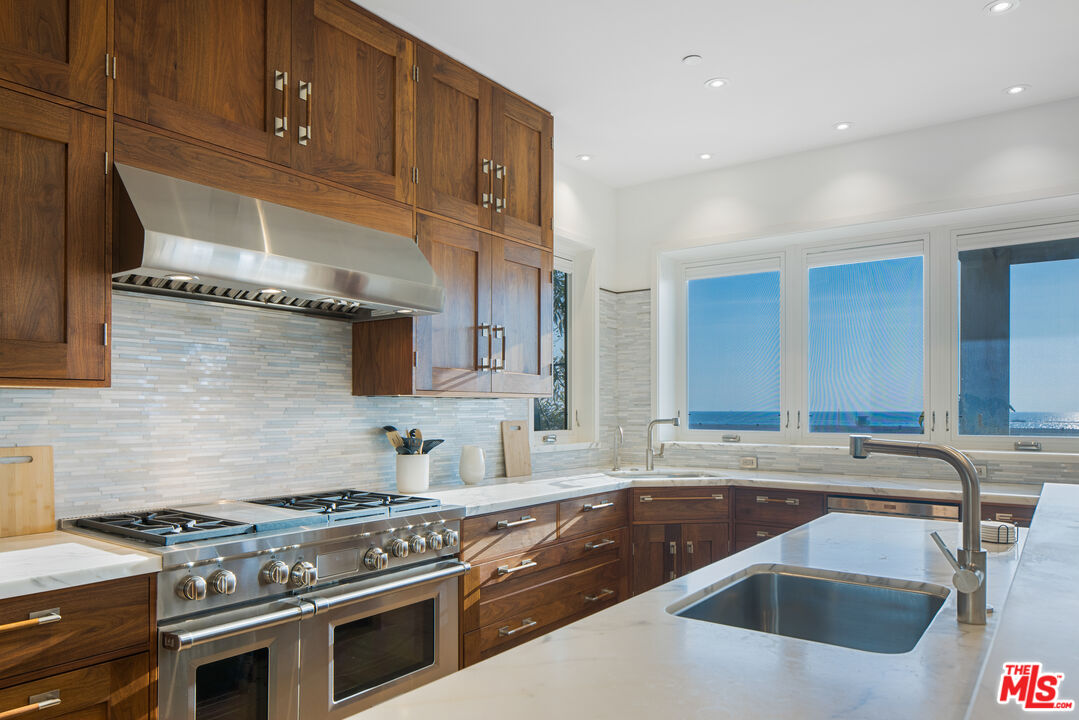 1347 Palisades Beach Rd