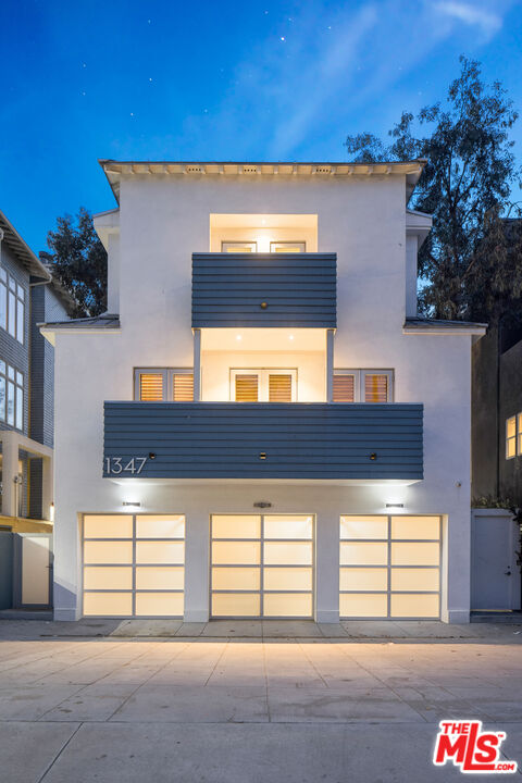 1347 Palisades Beach Rd