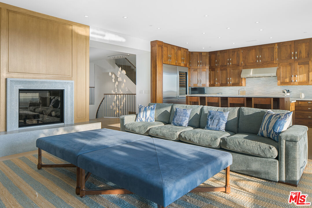 1347 Palisades Beach Rd