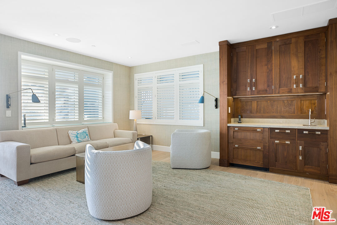 1347 Palisades Beach Rd