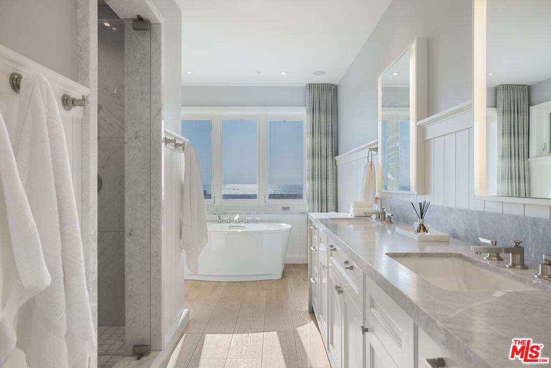 1347 Palisades Beach Rd