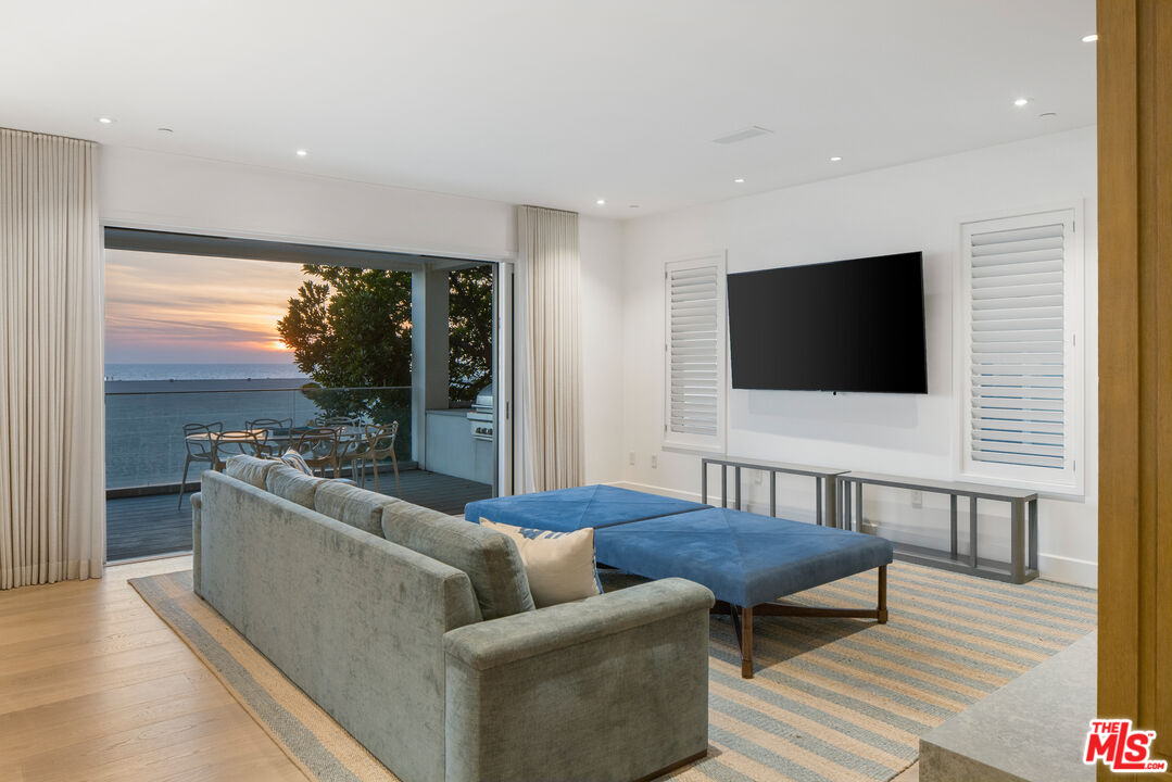 1347 Palisades Beach Rd