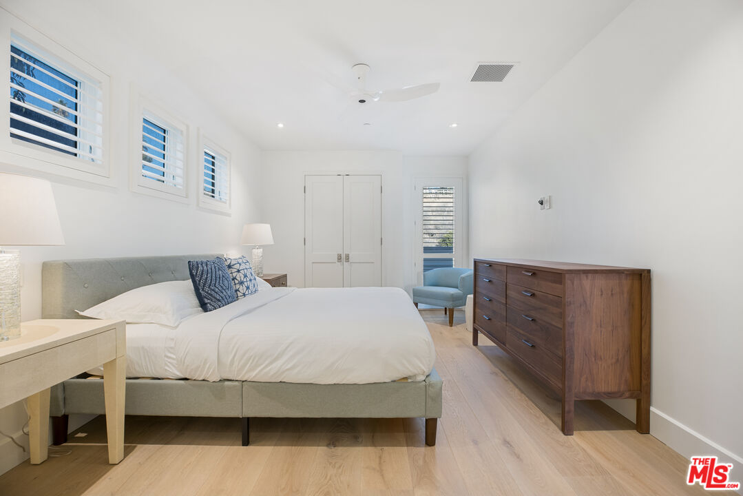 1347 Palisades Beach Rd