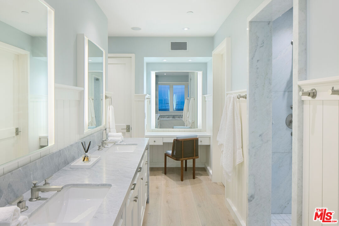 1347 Palisades Beach Rd