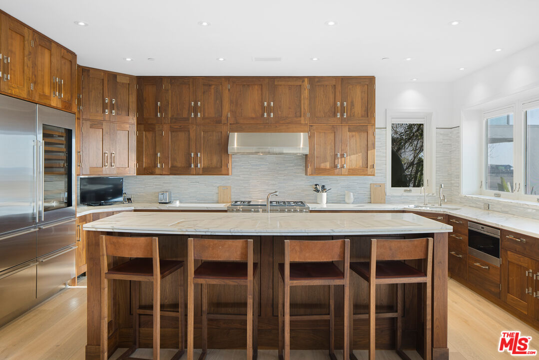 1347 Palisades Beach Rd