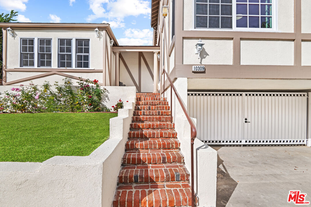 10309 La Grange Ave