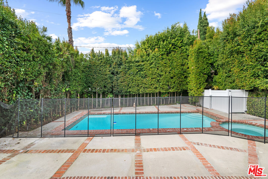 10309 La Grange Ave