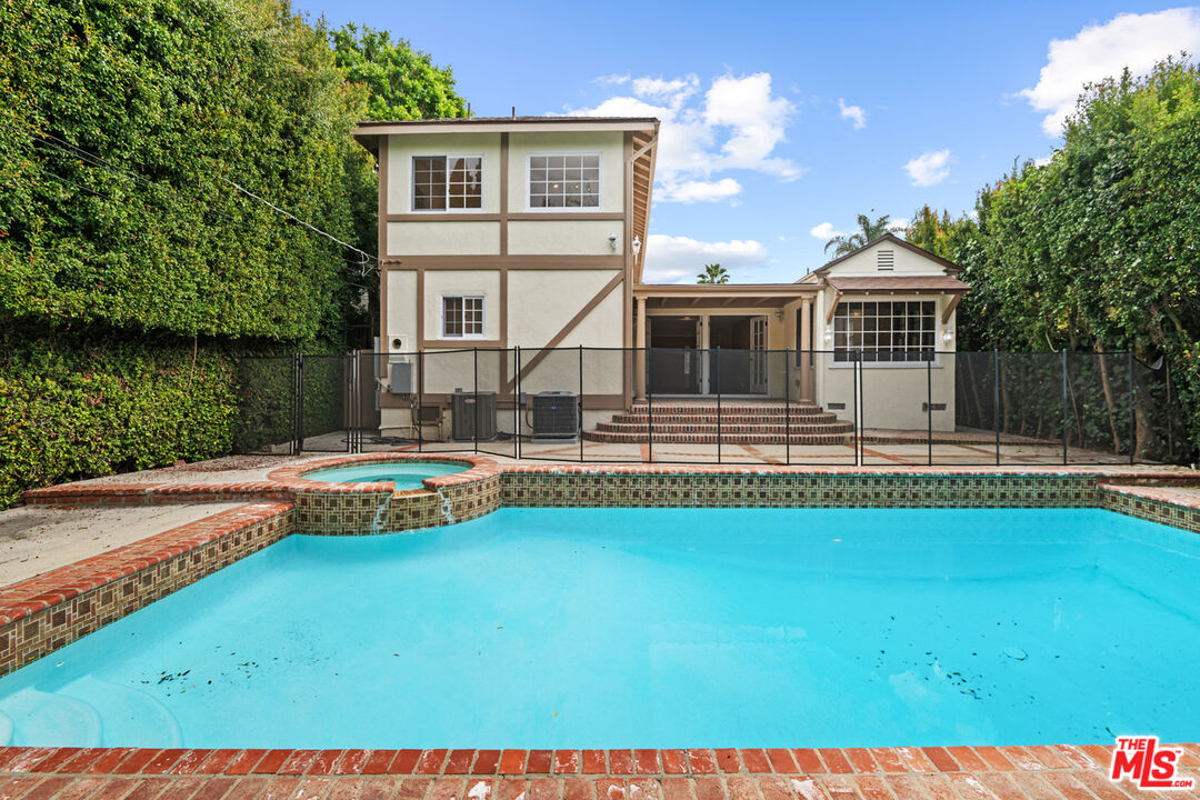10309 La Grange Ave