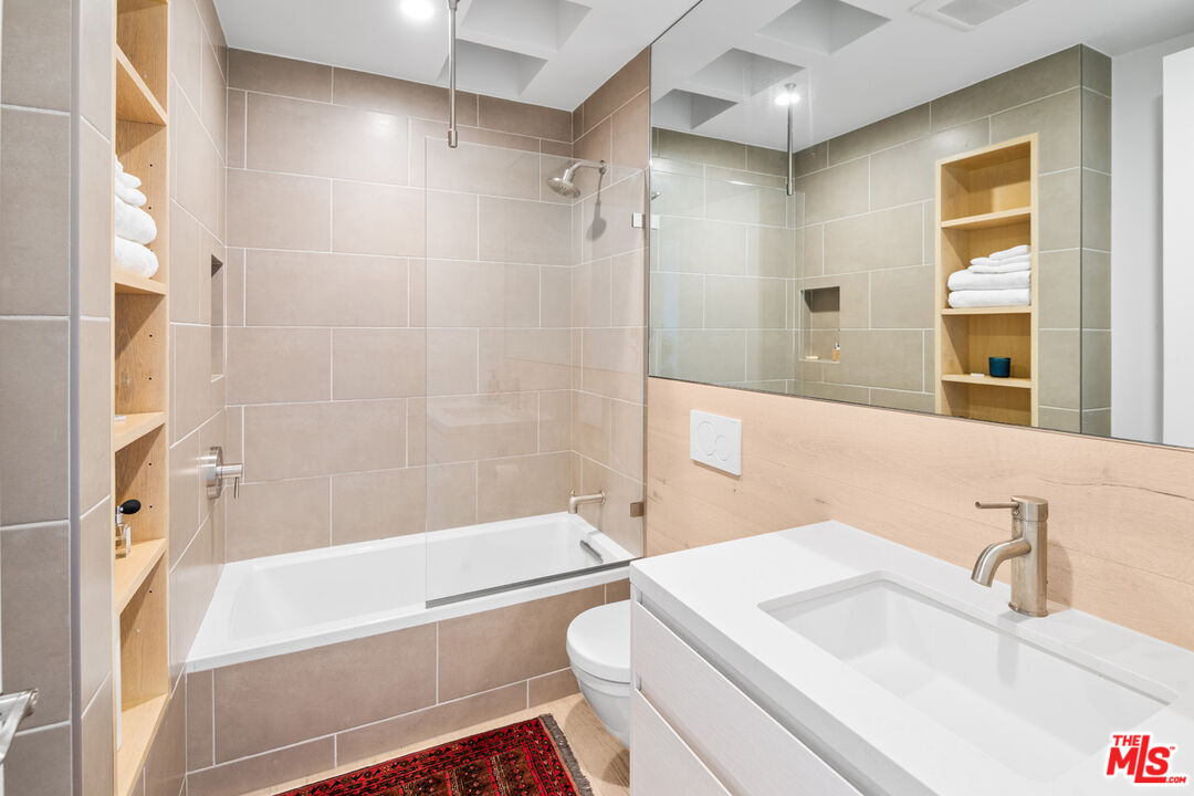 930 California Ave Unit: 301