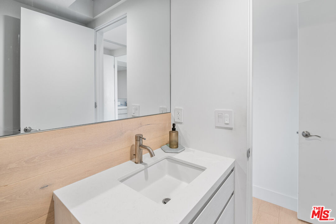 930 California Ave Unit: 301